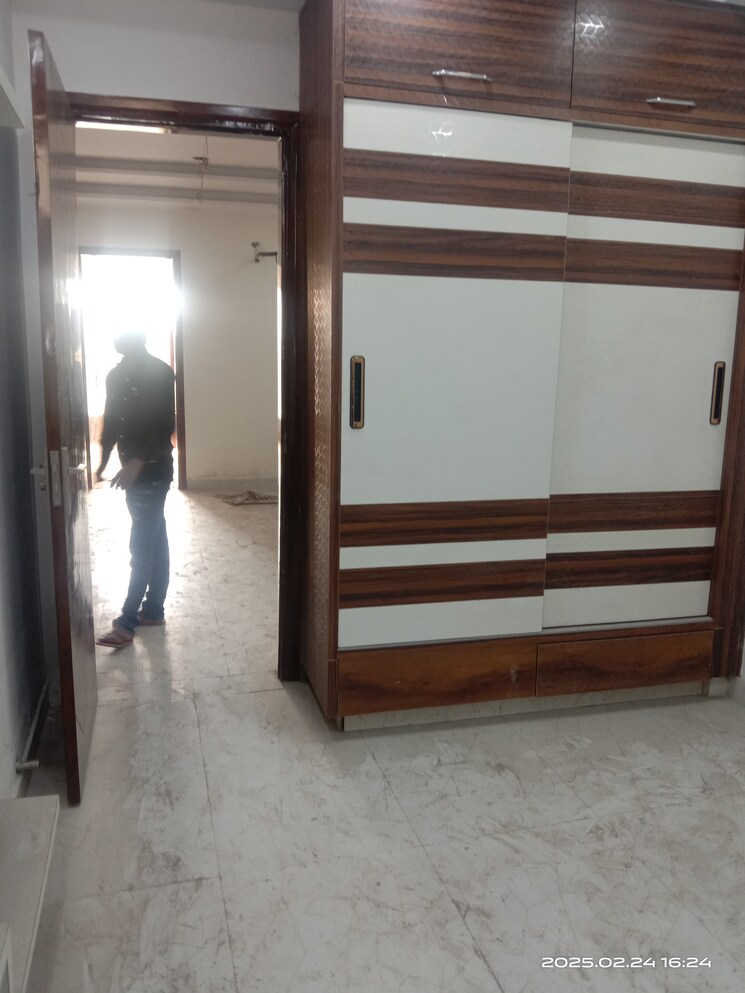 Room, rohini sector 26 3 Bedroom 100 Sq.Yd. Builder Floor In Rohini Sector 26 Delhi 8255533