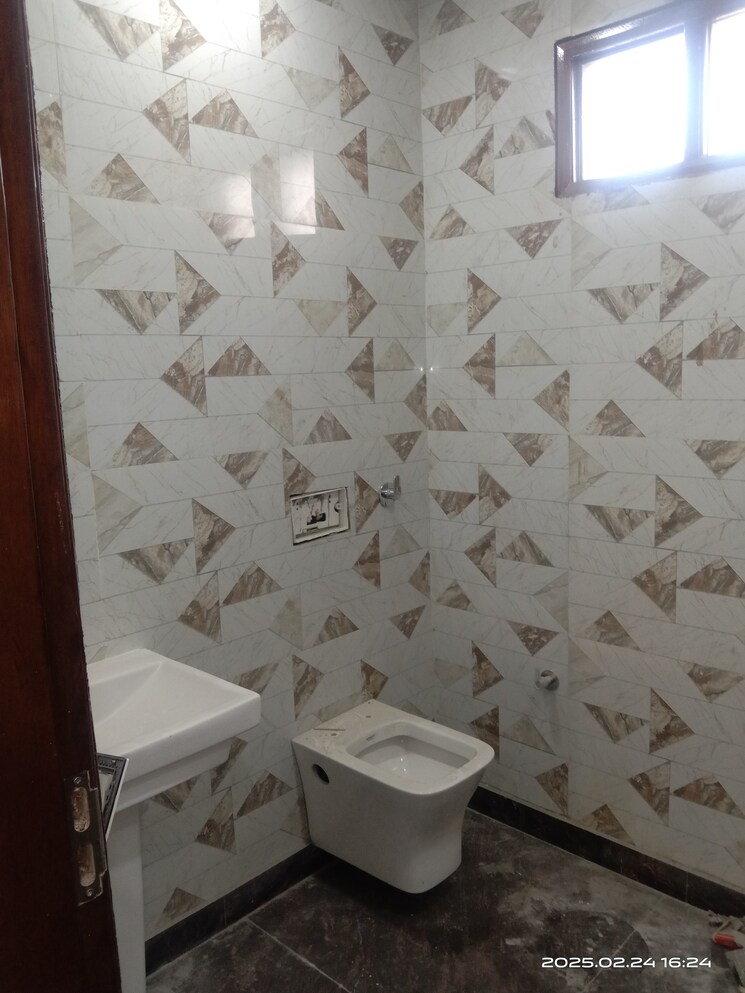 Bathroom, rohini sector 26 3 Bedroom 100 Sq.Yd. Builder Floor In Rohini Sector 26 Delhi 8255533