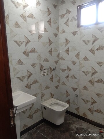 Bathroom in 3 BHK Builder Floor at Rohini Sector 26 – for Rent