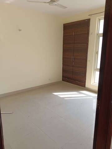 Room in 3 BHK Apartment at Omaxe Grand, Sector 93b – for Rent