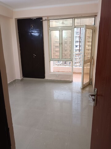 Room in 2 BHK Apartment at Supertech Ecociti, Sector 137 – for Rent