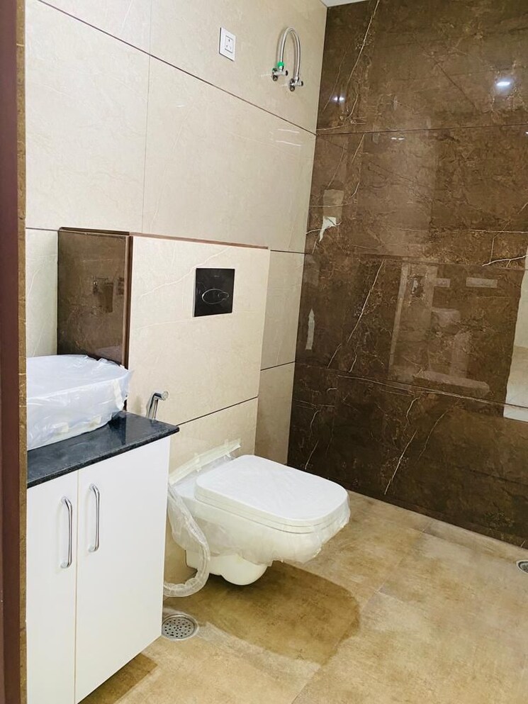 Bathroom, hermitage-centralis 4 Bedroom 3400 Sq.Ft. Apartment In Vip Road Zirakpur 8255594