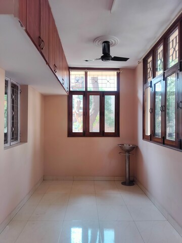 Room in 4 BHK Apartment at Sarita Vihar – for Rent