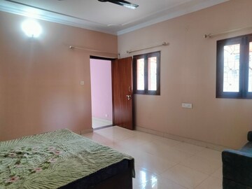 Room in 4 BHK Apartment at Sarita Vihar – for Rent