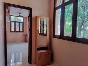 Room in 4 BHK Apartment at Sarita Vihar – for Rent