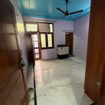 Parking in 2.5 BHK Builder Floor at Sector 63 – for Rent