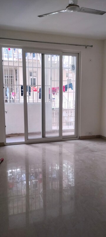 Room in 3 BHK Apartment at Emaar Emerald Floors Premier, Sector 65 – for Rent