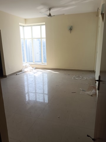 Room in 3.5 BHK Apartment at Omaxe Grand, Sector 93b – for Rent