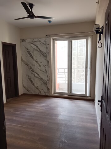 Room in 2 BHK Apartment at Omaxe Grand, Sector 93b – for Rent