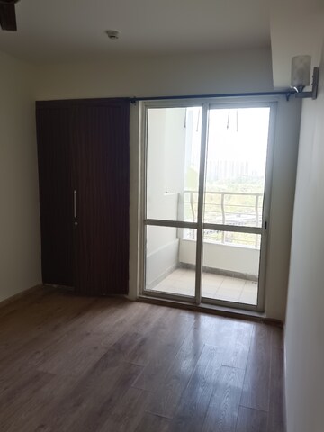 Room in 2 BHK Apartment at Omaxe Grand, Sector 93b – for Rent