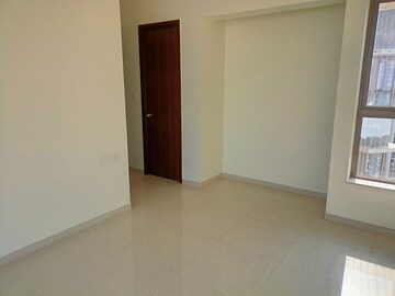 Room in 2 BHK Apartment at Kalpataru Paramount, Kapur Bawdi – for Rent