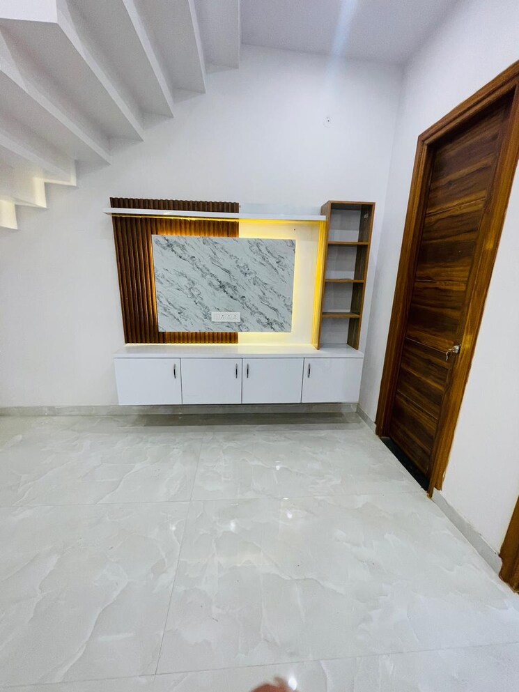 Room, sahastradhara road 3.5 Bedroom 120 Sq.Yd. Independent House In Sahastradhara Road Dehradun 8257115