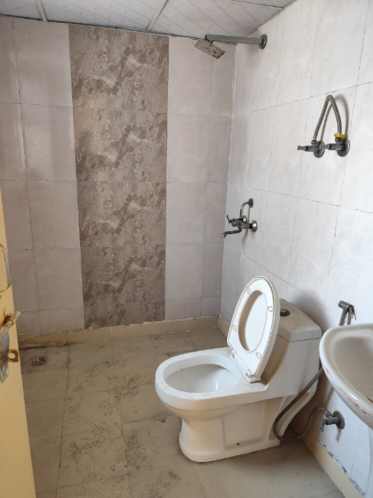 Bathroom, futec-gateway 4 Bedroom 2550 Sq.Ft. Apartment In Sector 75 Noida 8257149