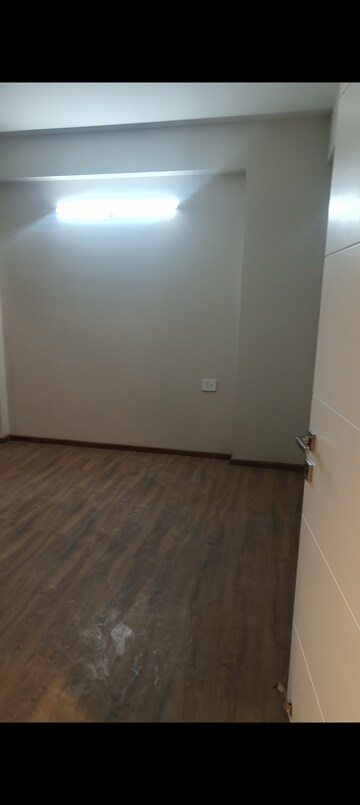 Room in 3 BHK Apartment at Signature Global City 63A, Sector 63a – for Sale