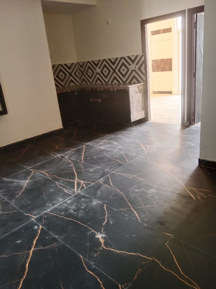 Room, sector 73 2 Bedroom 1100 Sq.Ft. Builder Floor In Sector 73 Noida 8257386