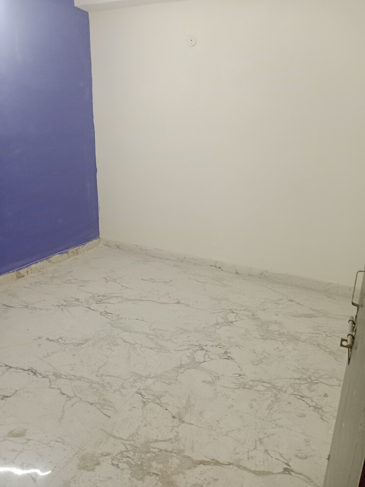 Room, sector 73 3 Bedroom 1350 Sq.Ft. Builder Floor In Sector 73 Noida 8257489