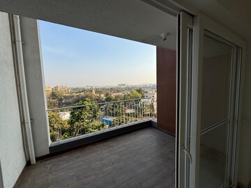 Room in 3 BHK Apartment at Kalpataru Estate, Pimple Gurav – for Rent