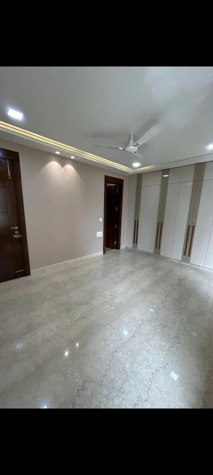 Room, nirman vihar 4 Bedroom 270 Sq.Yd. Builder Floor In Nirman Vihar Delhi 8257554