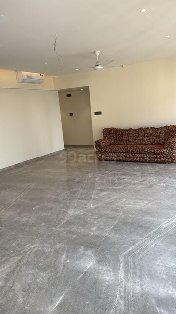 Room in 4 BHK Apartment at Santacruz West – for Rent