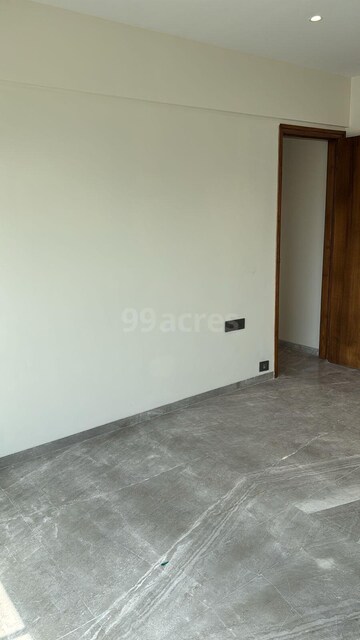 Room in 4 BHK Apartment at Santacruz West – for Rent