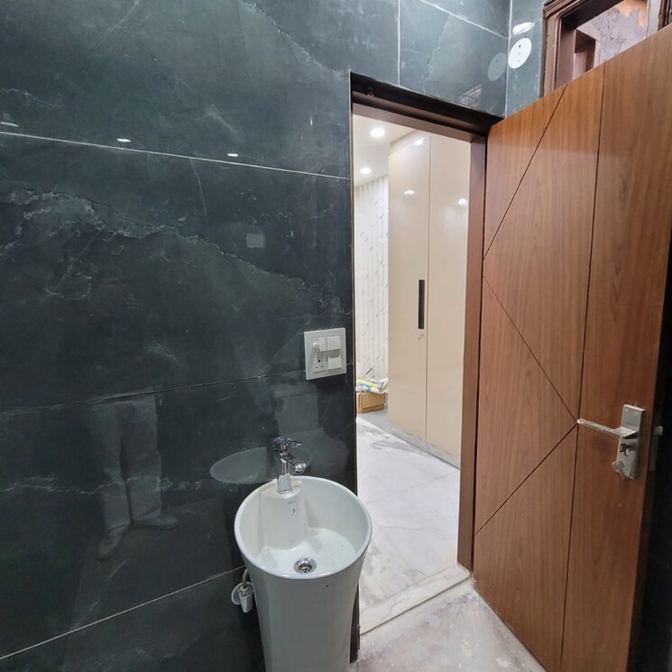 Bathroom, lajpat nagar i 2 Bedroom 900 Sq.Ft. Builder Floor In Lajpat Nagar I Delhi 8257838