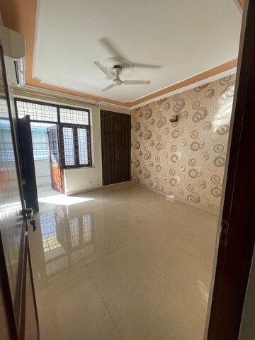 Room in 4 BHK Builder Floor at Ardee City, Sector 52 – for Rent