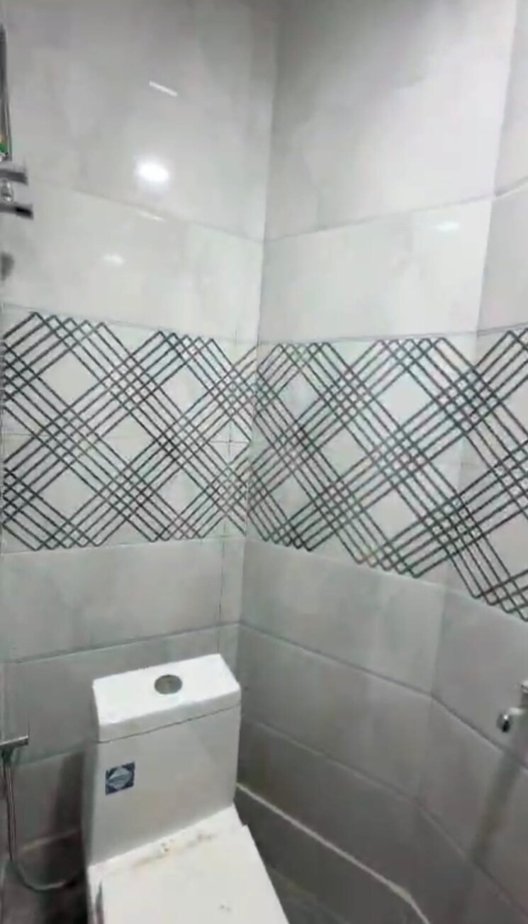 Bathroom, uttam nagar 2 Bedroom 65 Sq.Yd. Builder Floor In Uttam Nagar Delhi 8257940