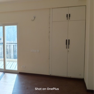 Room in 3 BHK Apartment at Amrapali Centurian Park, Amrapali Dream Valley – for Rent