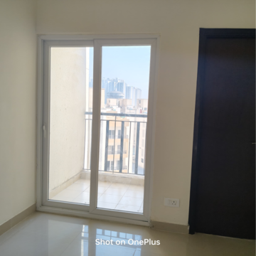 Room in 3 BHK Apartment at Amrapali Centurian Park, Amrapali Dream Valley – for Rent
