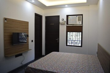 Bedroom in 1 RK Apartment at Sector 55 – for Rent