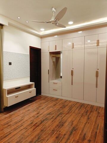 Room in 4 BHK Builder Floor at Golden Floors, Sector 50 – for Rent
