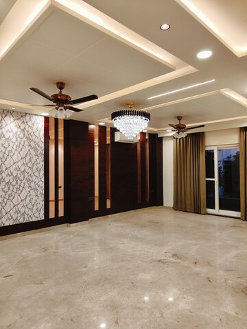 Room in 4 BHK Builder Floor at Golden Floors, Sector 50 – for Rent