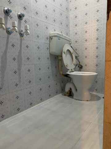 Bathroom in 1 RK Apartment at Varun Enclave, Sector 28 – for Rent