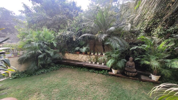 Garden, new friends colony 3 Bedroom 2400 Sq.Ft. Apartment In New Friends Colony Delhi 8258566