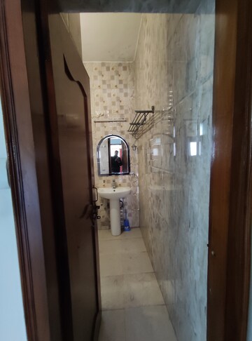 Furnished Amenities in 2.5 BHK Apartment at Vasant Kunj – for Rent
