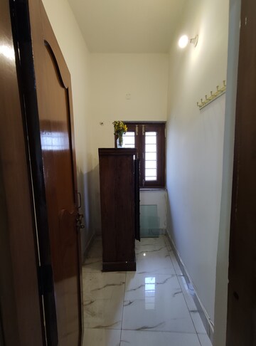 Furnished Amenities in 2.5 BHK Apartment at Vasant Kunj – for Rent