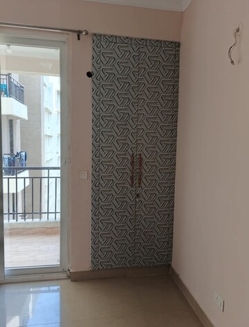 Room in 3 BHK Apartment at Amrapali Golf Homes, Sector 4, Greater Noida – for Rent