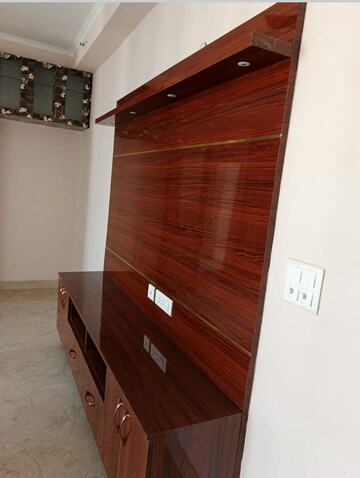 Room in 3 BHK Apartment at Amrapali Golf Homes, Sector 4, Greater Noida – for Rent