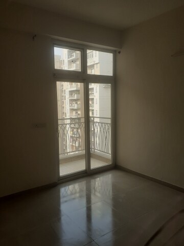 Room in 3 BHK Apartment at Amrapali Golf Homes, Sector 4, Greater Noida – for Rent