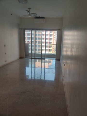 Room in 2 BHK Apartment at Kalpataru Radiance, Goregaon West – for Rent