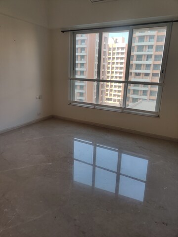 Room in 2 BHK Apartment at Kalpataru Radiance, Goregaon West – for Rent