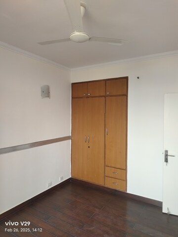 Room in 4 BHK Apartment at Ansal Sushant Estate, Sector 52 – for Rent