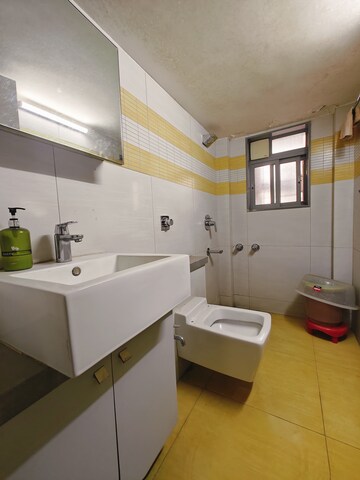 Team Area in 2 BHK Apartment at Santacruz East – for Rent