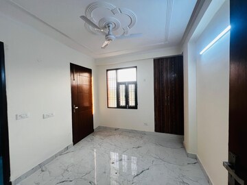 Room in 3 BHK Apartment at Chattarpur – for Rent