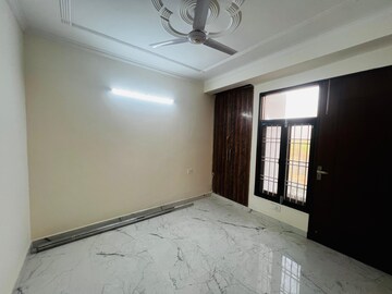 Room in 3 BHK Apartment at Chattarpur – for Rent