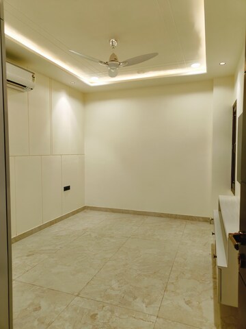 Room in 3 BHK Builder Floor at South City 1 – for Rent