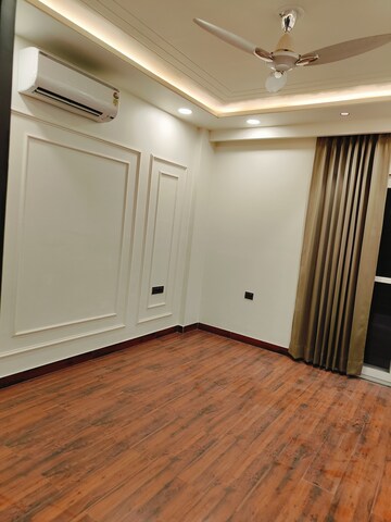 Room in 3 BHK Builder Floor at South City 1 – for Rent
