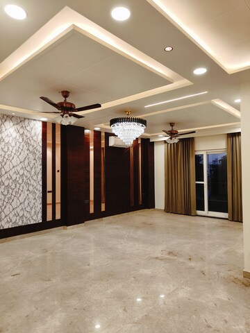 Room in 3 BHK Builder Floor at South City 1 – for Rent