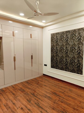 Room in 3 BHK Builder Floor at South City 1 – for Rent