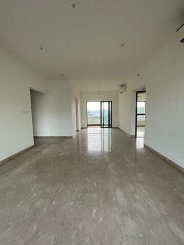 Room in 4 BHK Apartment at Shapoorji Pallonji Vicinia, Powai – for Sale